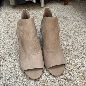 ANTONIO MELANI Tan Ankle Boots Sleek Suede Design